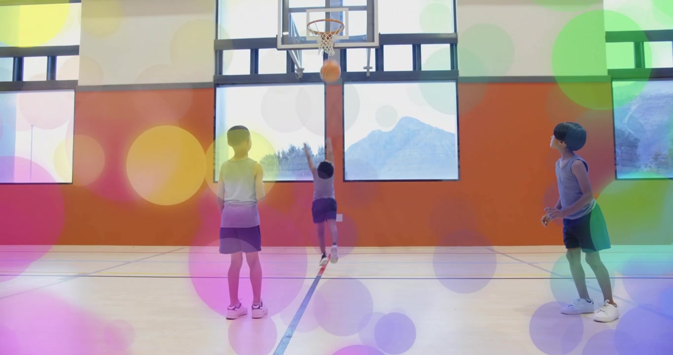 3 meninos praticando esportes passando a bola de basquete após o passe, menino driblando para uma bandeja na cesta com sobreposição circulando