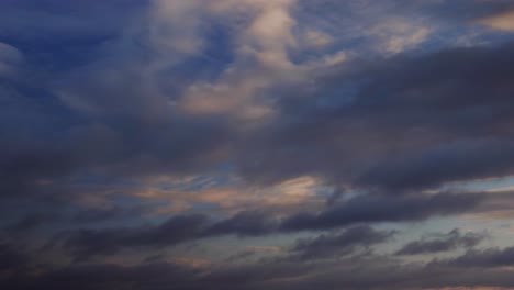 Un-Lapso-De-Tiempo-Con-Nubes-En-Movimiento-Que-Muestran-Un-Amanecer