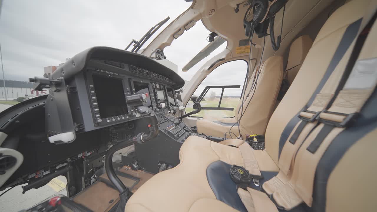 experimenta la inmersiva vista en primera persona desde el interior de la cabina del helicóptero bell 249, siendo testigo de la perspectiva del piloto y los controles de vuelo.