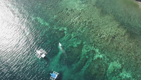 toma superior de un hermoso mar en filipinas con botes pequeños