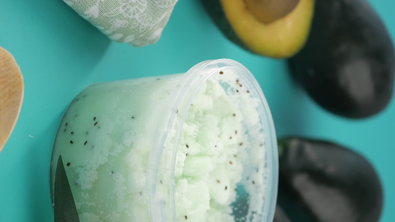 Scrub esfoliante all'avocado