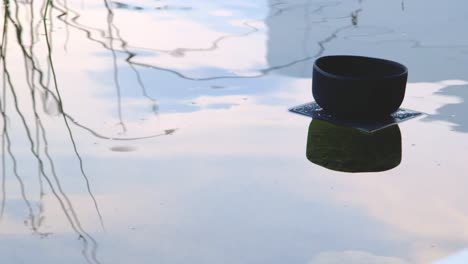 Ein-Schwarzer-Quadratischer-Akademischer-Hut,-Der-Im-Wasser-Schwimmt