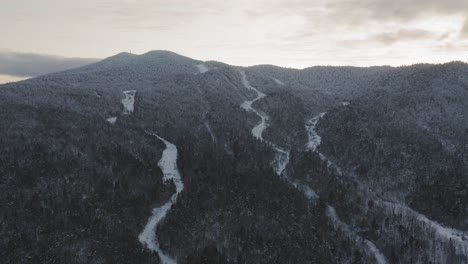 Antiguas-Pistas-De-Esquí-Que-Serpentean-Por-La-Ladera-De-Una-Montaña