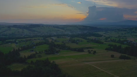 Atemberaubender-Sonnenuntergang-über-Der-Malerischen-Landschaft-In-Der-Nähe-Von-Dzianisz-Podhale