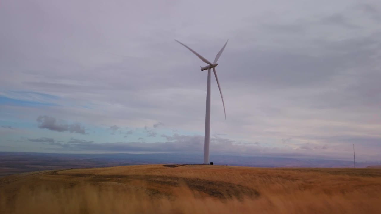 환경 친화적 인 풍력 발전소는 재생 가능한 원천에서 전기를 생산합니다. 아침 일출, 높은 구름, 바람이 불고 있습니다.