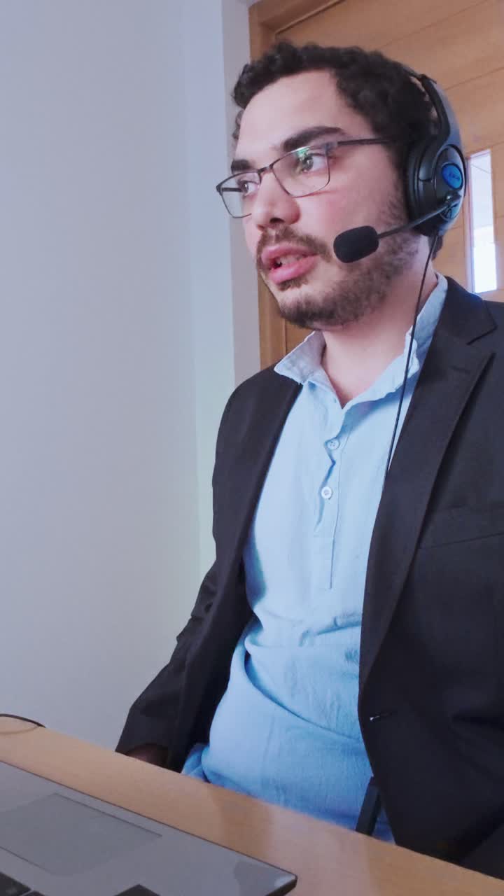 Muž připravující se na formální online obchodní prezentaci