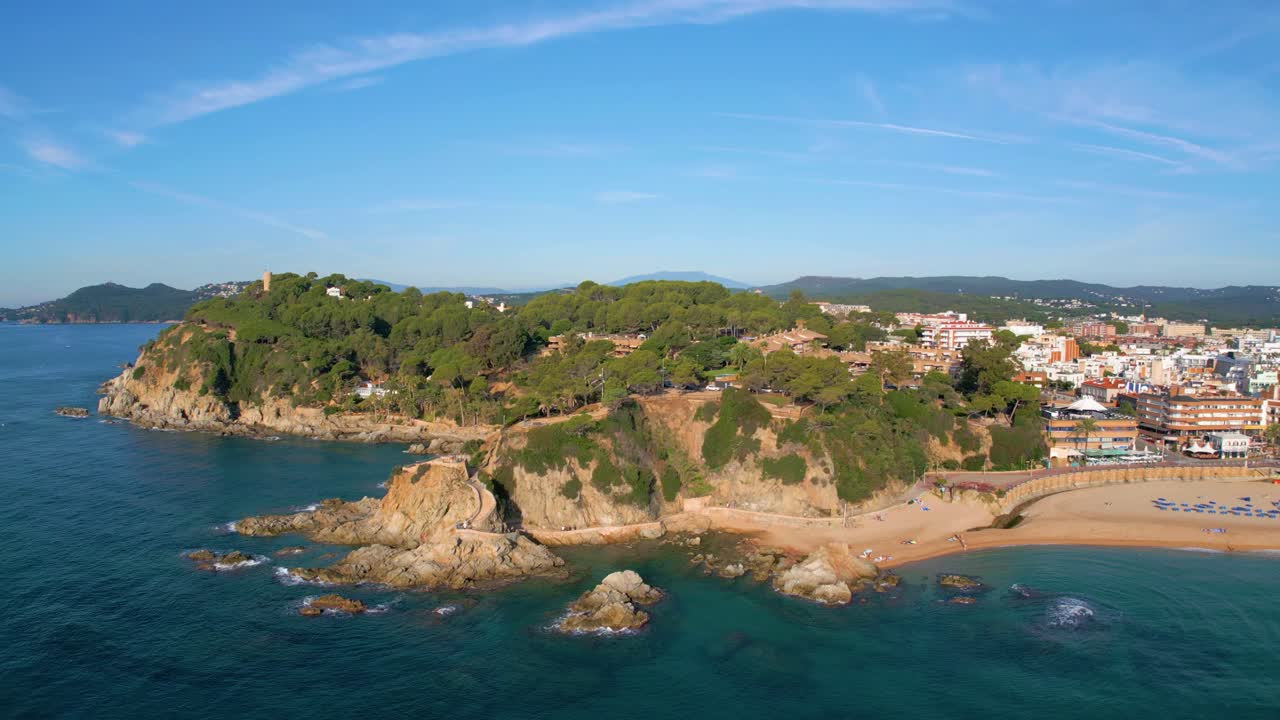 Luftbilleder af Cala Banys på hovedstranden i Lloret De Mar, statue af den søfarende kvinde.