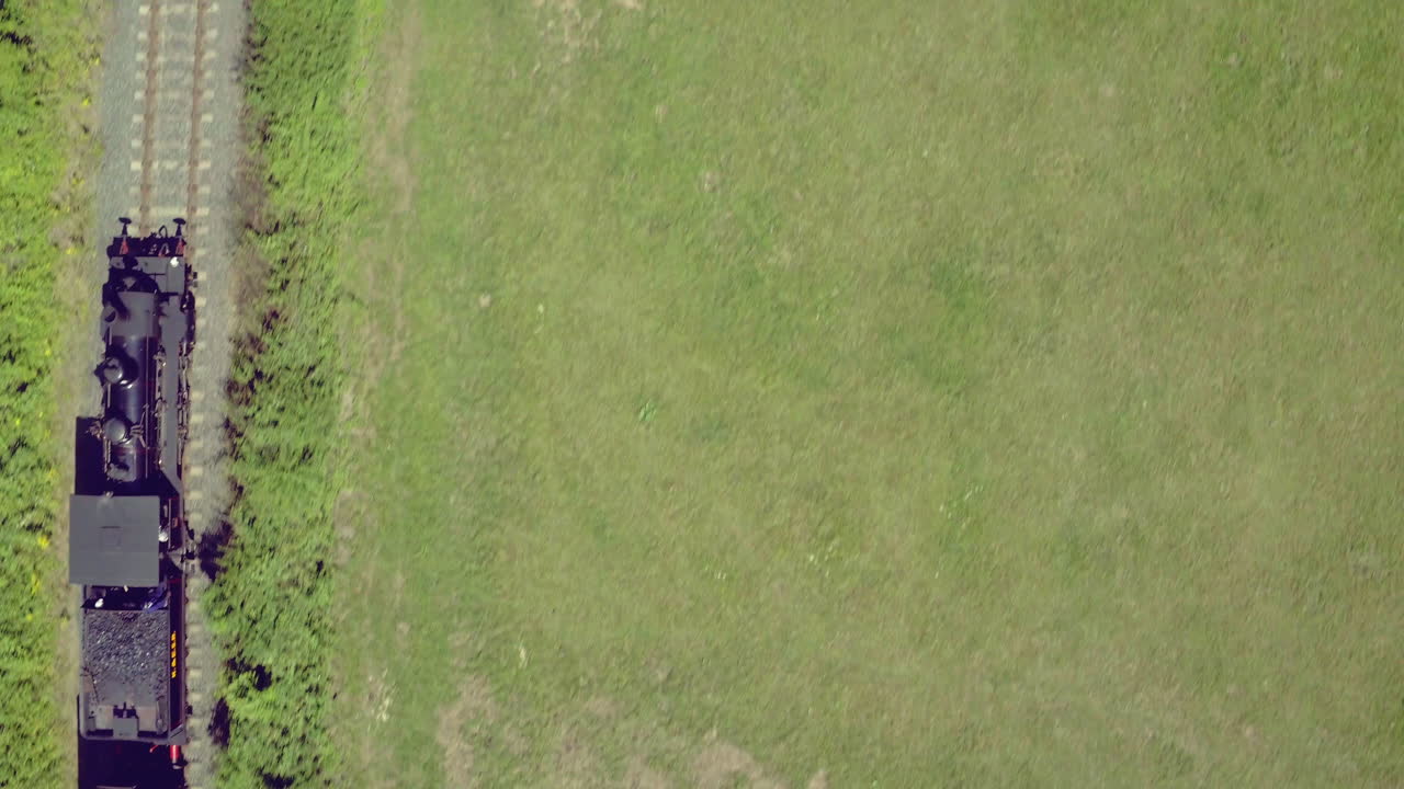 vista aérea a la deriva sobre una locomotora de vapor en inglaterra