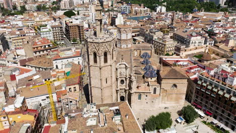 vista aérea da catedral e da cidade velha de valência, na espanha - tiro de drone