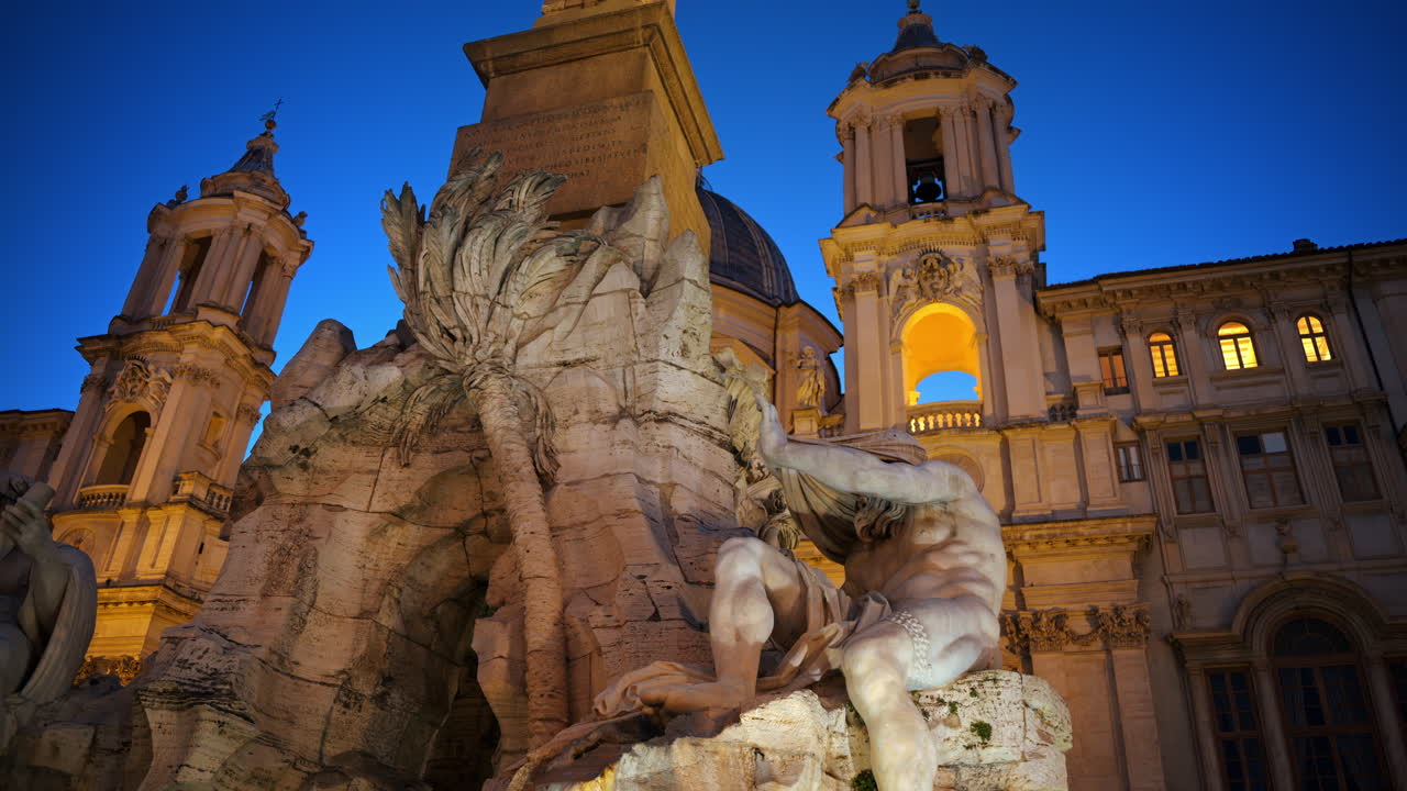 Fontana dei Quattro Fiumi situata in Piazza Navona. Piazza della città di Roma al tramonto. Italia