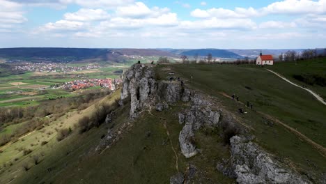 video de drone de walberla hill del acantilado y la capilla durante un día soleado