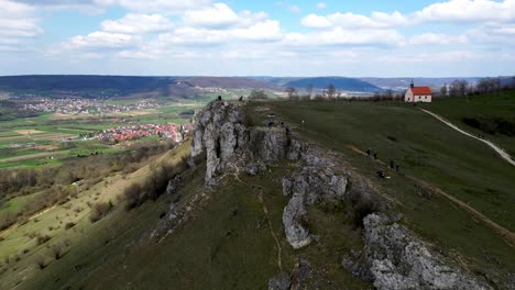 walberla hill drone video klifu i kaplicy podczas słonecznego dnia