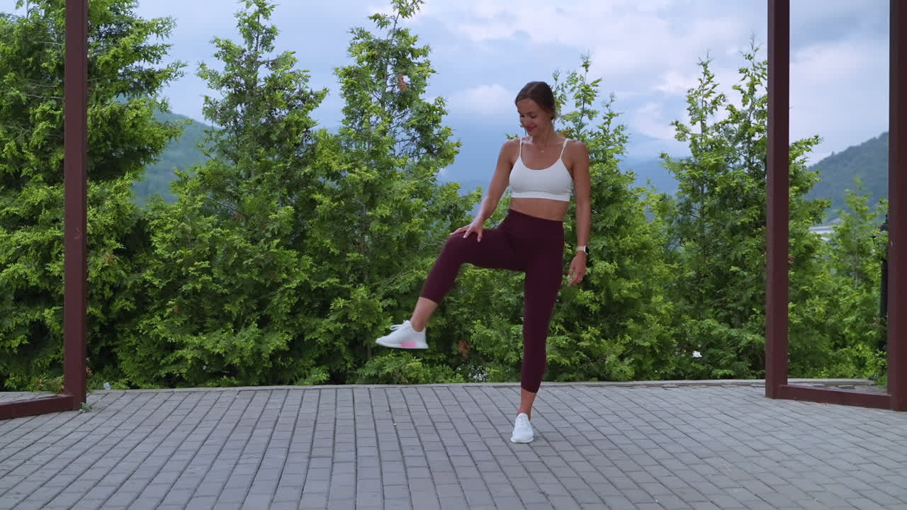mujer estirándose al aire libre