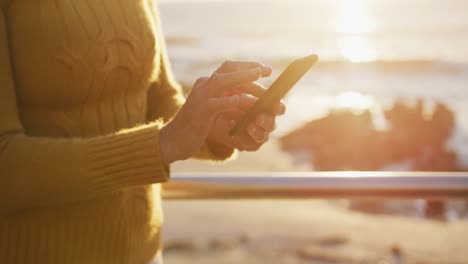 Ältere-Frau-Benutzt-Smartphone-Am-Strand