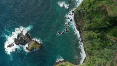 antena de arriba hacia abajo de exuberantes acantilados verdes con agua azul del océano tropical, madeira