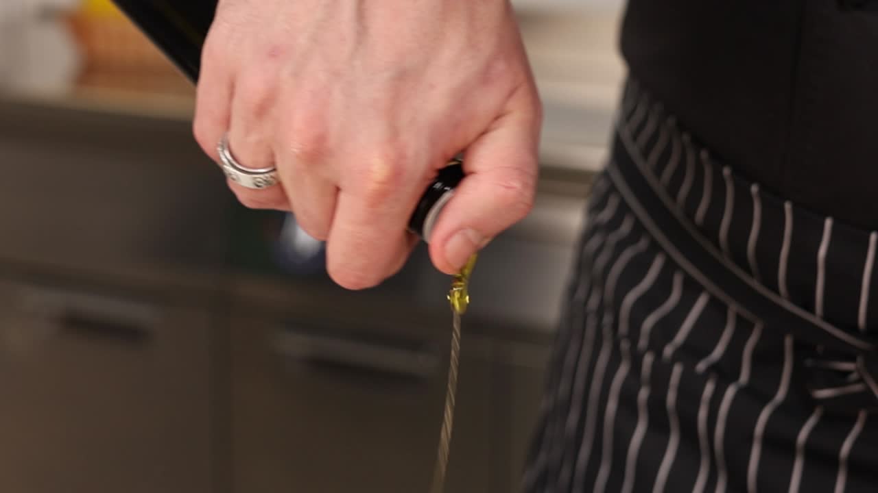 Chef Che Versa Olio d'Oliva