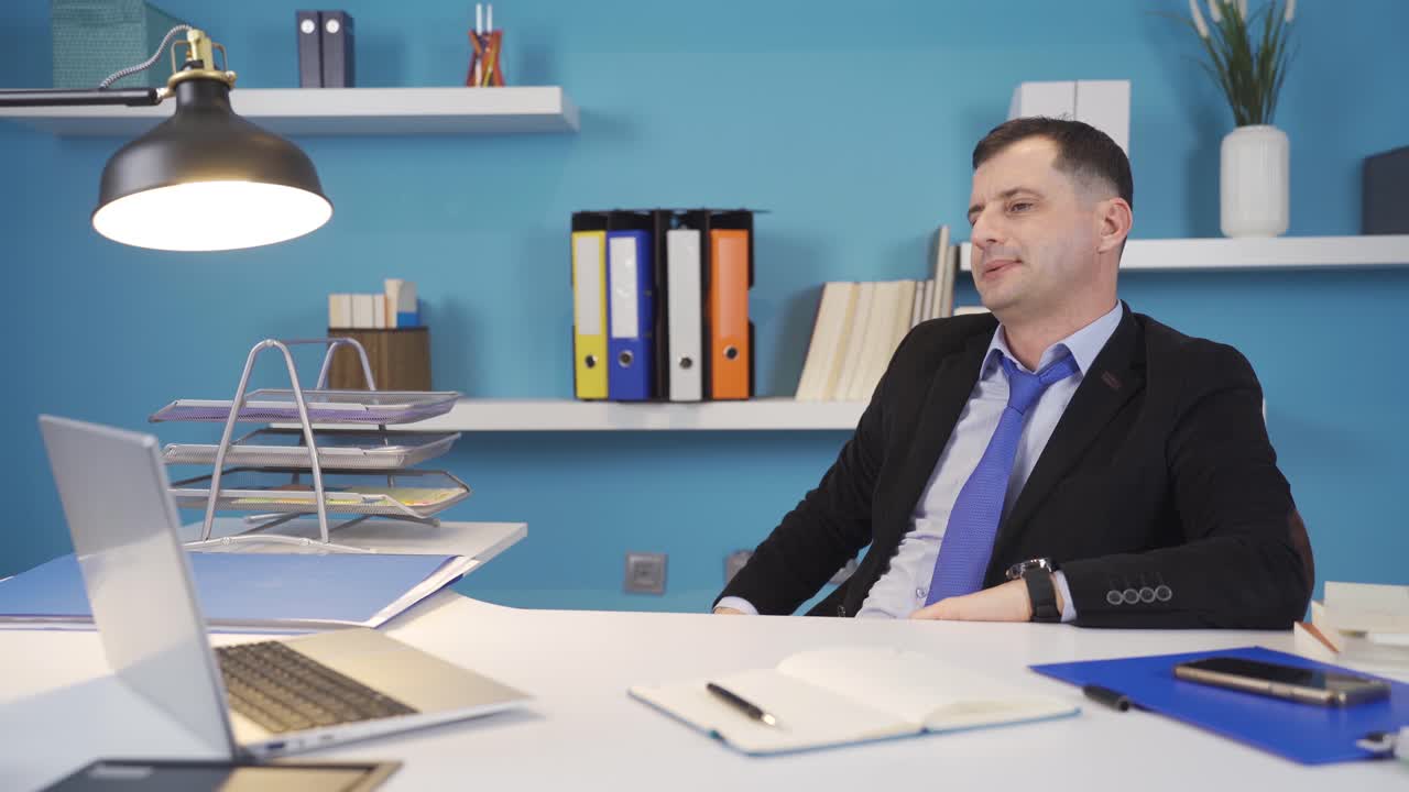 열심히 일해서 피곤한 사업가는 물러서서 안타까움을 느 ⁇ 습니다.