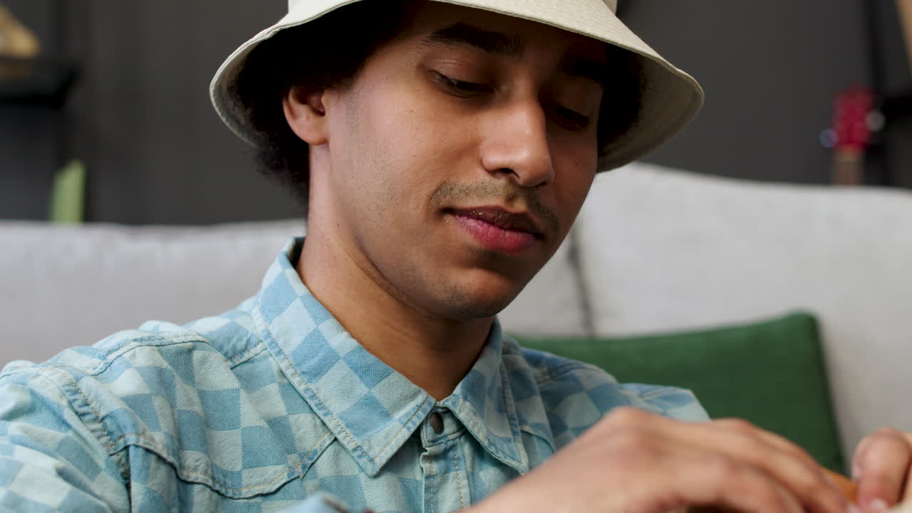 패스트푸드를 즐기는 남자