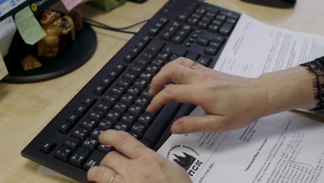 persona escribiendo en un teclado en un escritorio