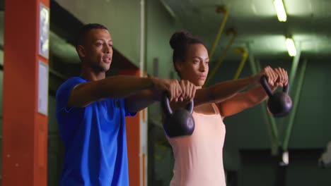mujer haciendo ejercicio en un gimnasio