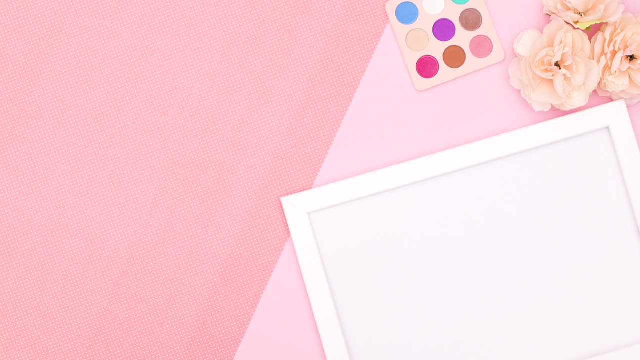 maquillaje, accesorios y marco blanco para el texto en el lado derecho en el tema rosa. detener el movimiento