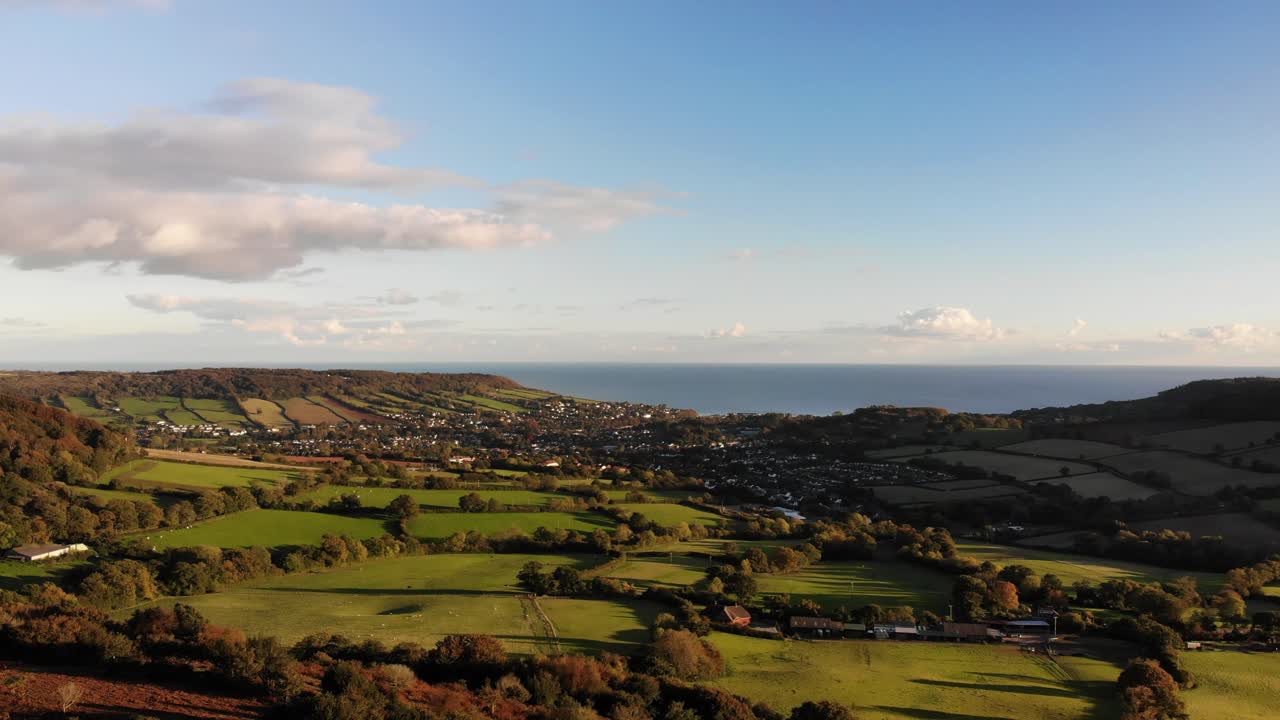 vista aérea del campo rural desde fire beacon hill en devon
