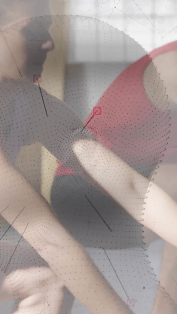 Video vertical: Superposición de malla facial 3D iniciando seguimiento mientras los compañeros realizan zancadas en el gimnasio