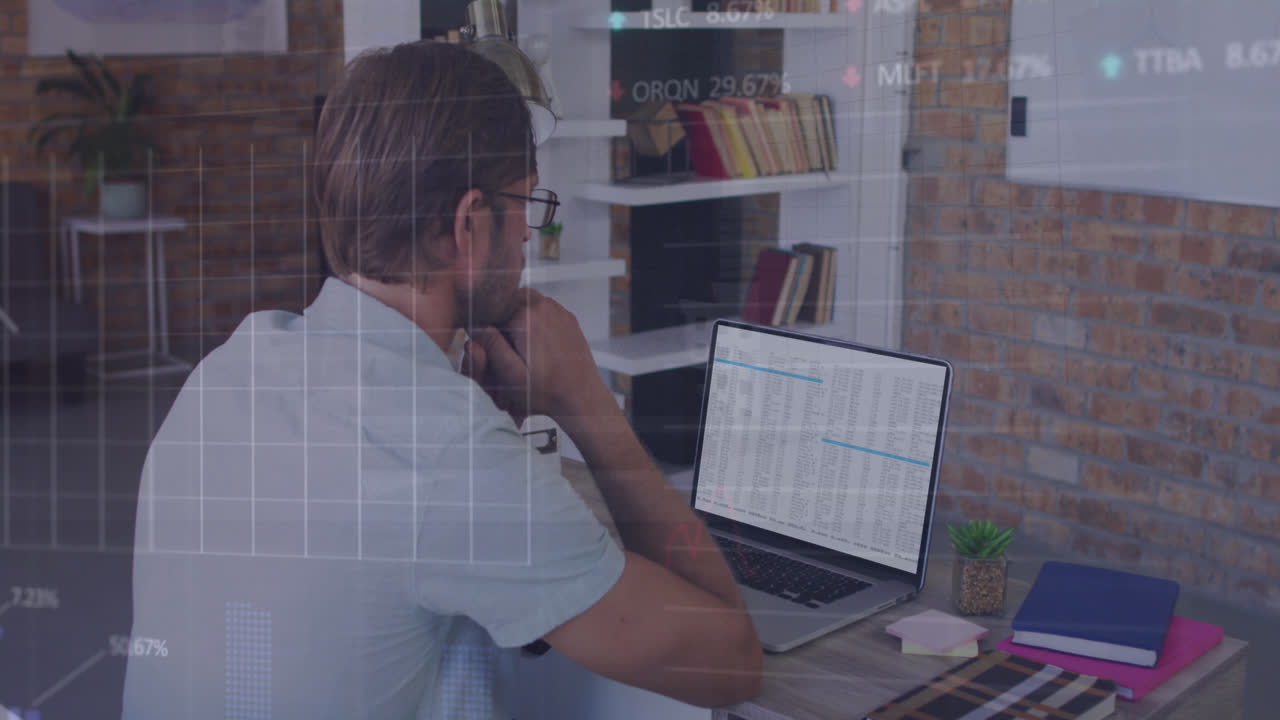 animación de gráficos y tablas de negociación sobre el hombre caucásico analizando datos en la computadora portátil