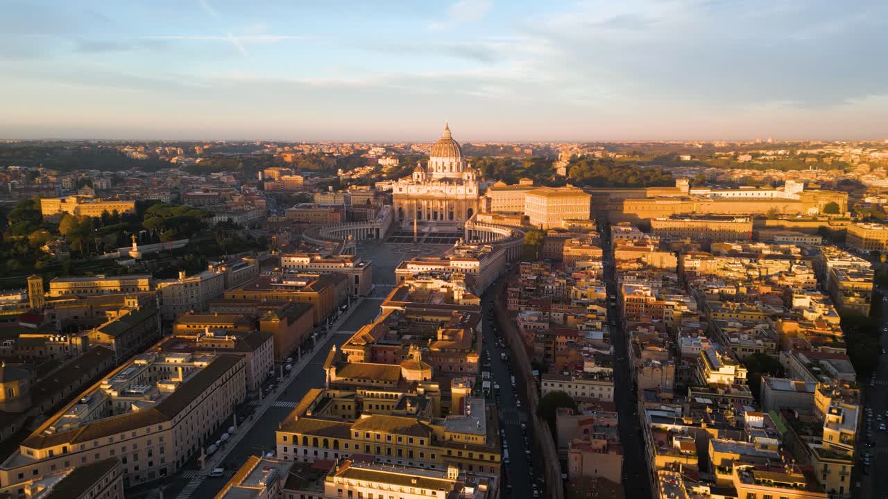 Drone in orbita sopra la Città del Vaticano, Piazza San Pietro vuota.