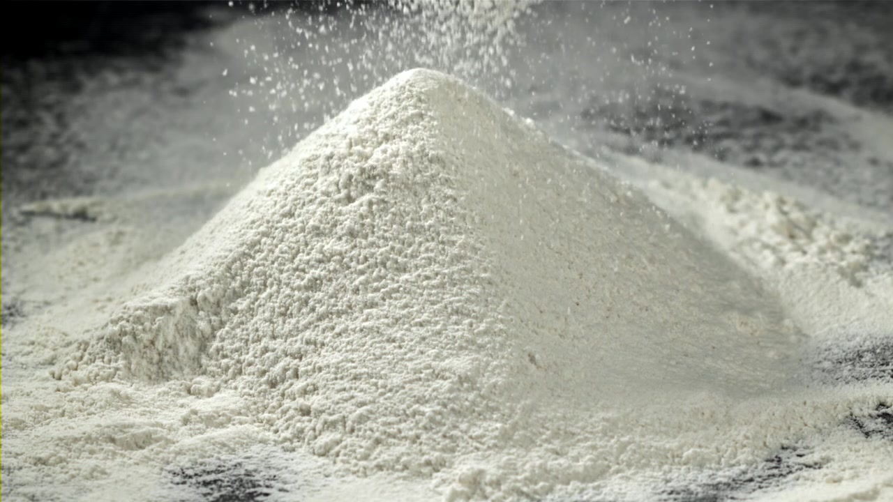 Close-up Tepung Putih Berjatuhan ke Tumpukan