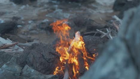 Lagerfeuer-Brennt-An-Der-Felsigen-Küste-In-4K-Nahaufnahme