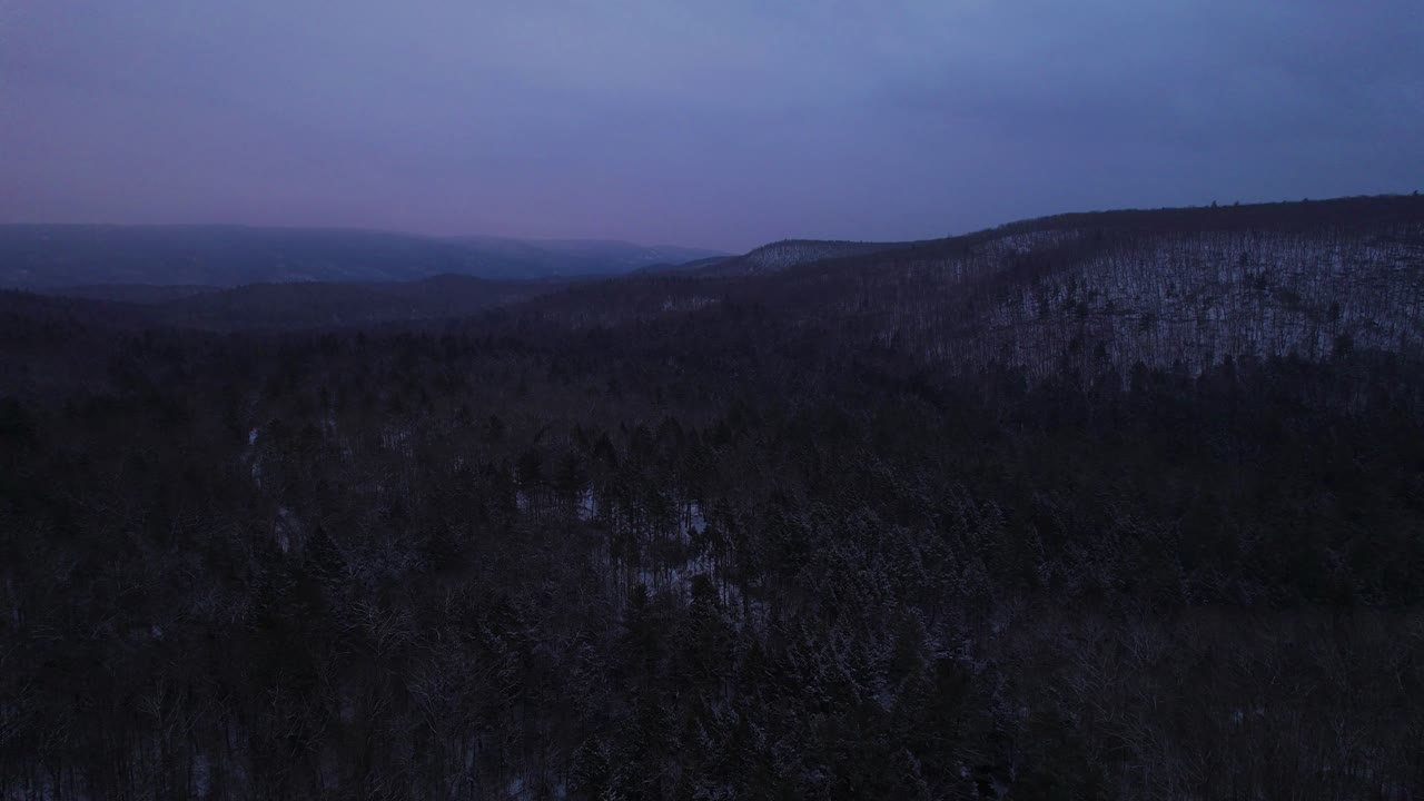 imágenes de video de drones aéreos del anochecer en las montañas nevadas de los apalaches durante el invierno, en el sub-rango de las montañas catskill