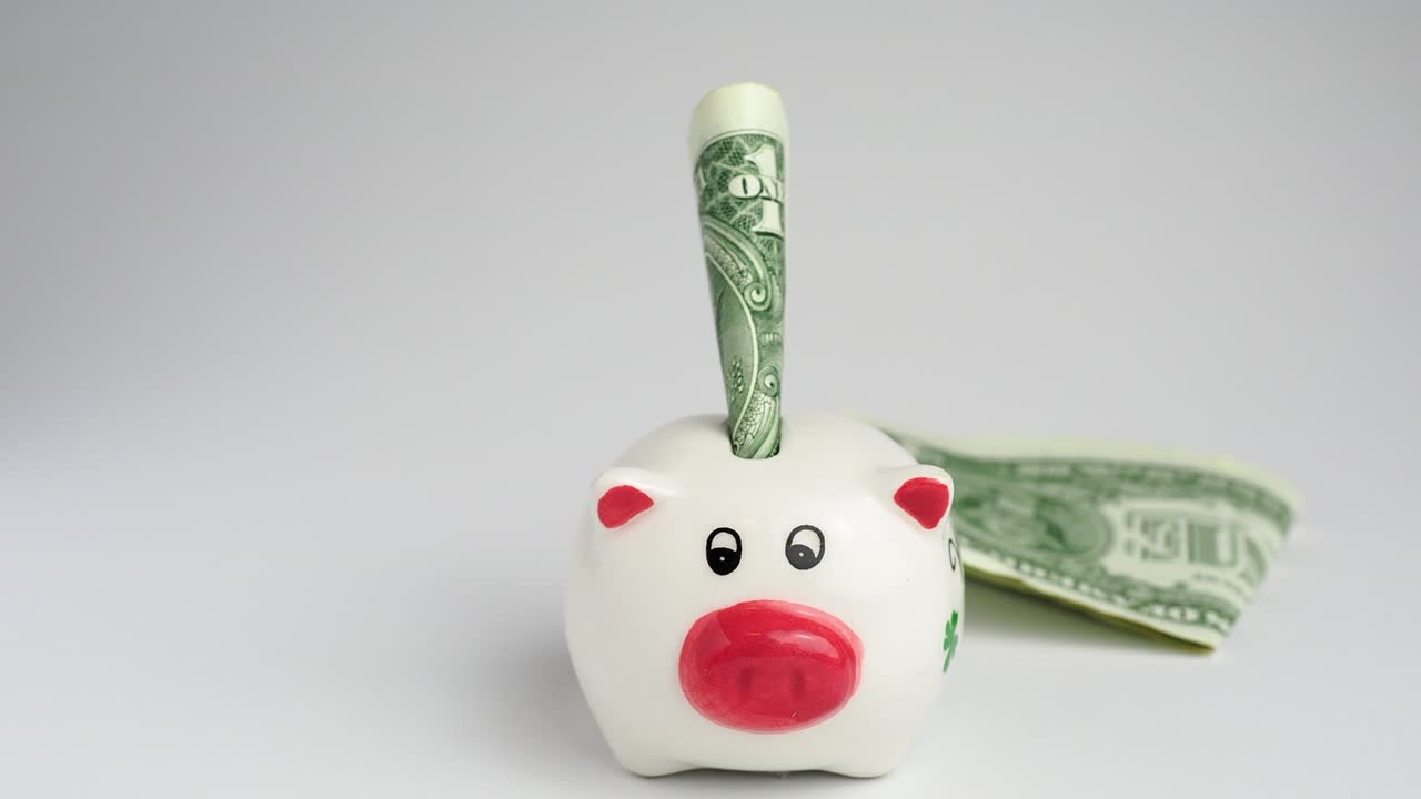 貯金箱にお金が入れられます。お金が入った貯金箱。