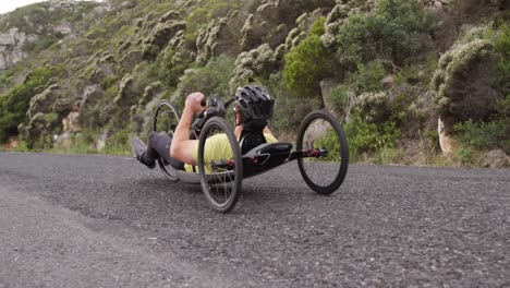 hombre discapacitado montando una bicicleta reclinada