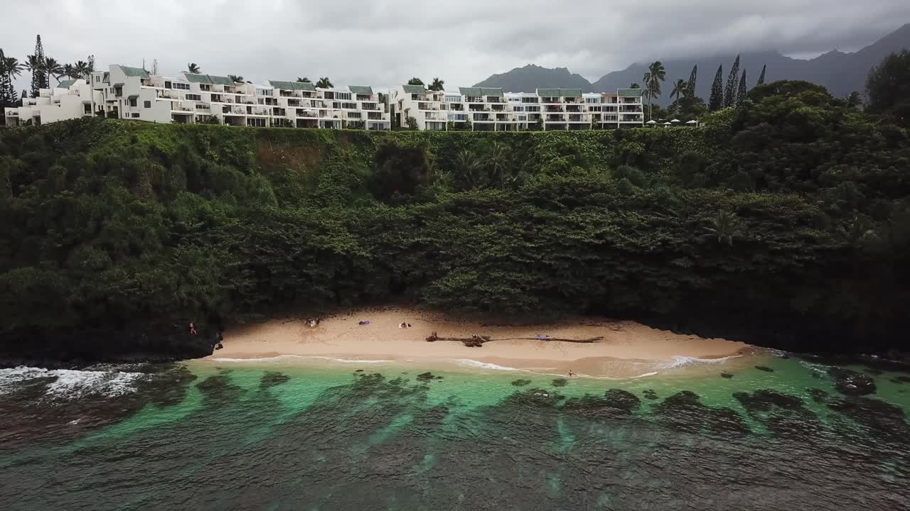 Una spiaggia resort appartata e privata a Kauai, Hawaii, ripresa aerea in allontanamento