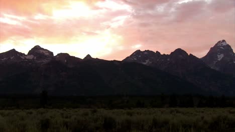 Langsamer-Schwenk-über-Die-Grand-Tetons-Mountains-Bei-Dämmerung-Oder-Sonnenaufgang