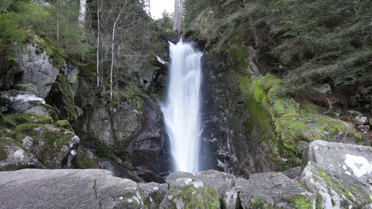 tiempo de lapso de la cascada del tendón en les vosges, francia