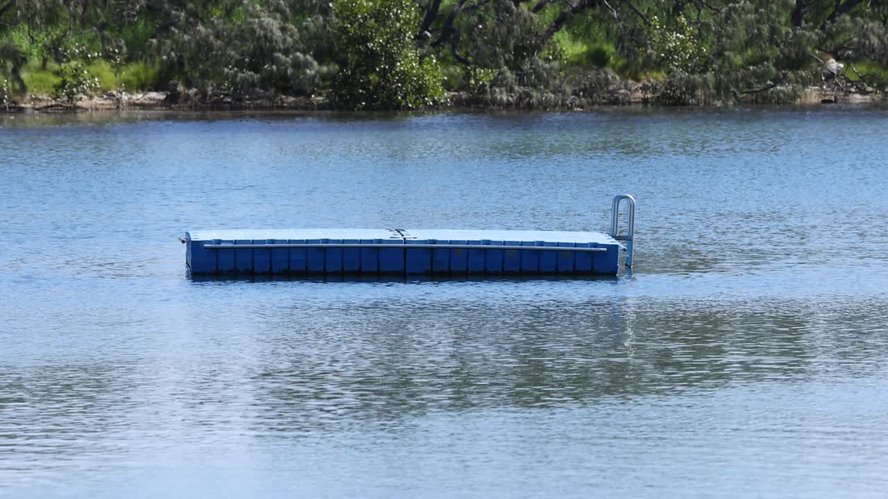 el muelle se hunde y reaparece en un lago con el tiempo