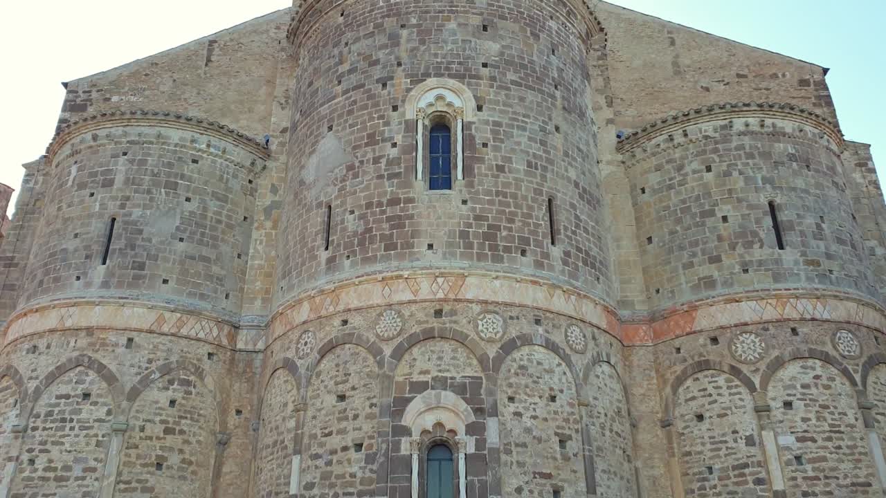Veduta posteriore dell'Abbazia di San Giovanni in Venere con tre absidi. Fossacesia, Italia