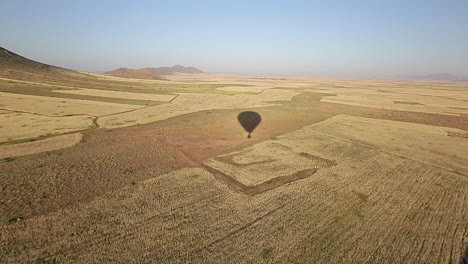 La-Sombra-De-Un-Globo-Aerostático-Con-Vistas-Al-Campo