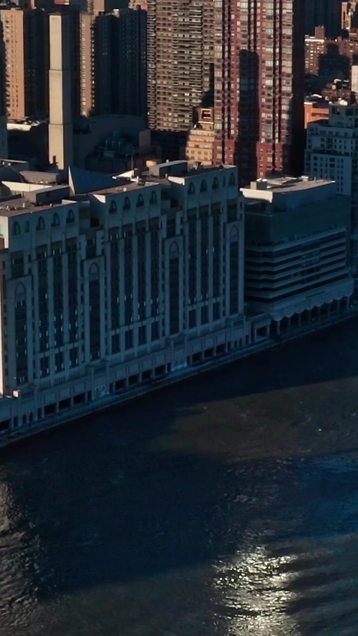 Vista a volo d'uccello di New York City vicino al fiume e agli edifici