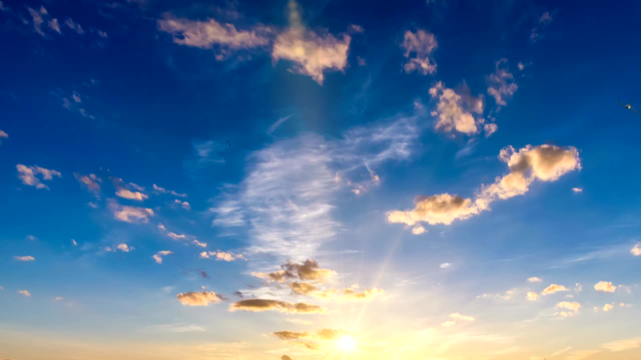 avión volar por el cielo azul de un día soleado. video de bucle, lapso de tiempo