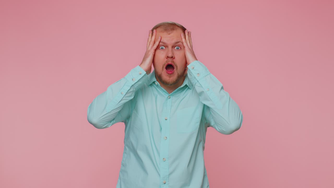 흥분한 남자는 커다란 눈으로 카메라를 쳐다보며 놀랐다. 갑작스러운 승리에 충격을 받았다.