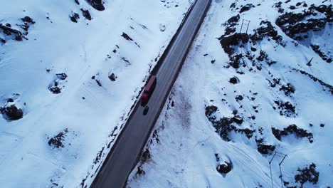 Vista-Panorámica-Del-Centro-De-La-Estación-De-Esquí-En-Las-Nevadas-Montañas-De-Los-Andes-Cerca-De-Santiago-Chile