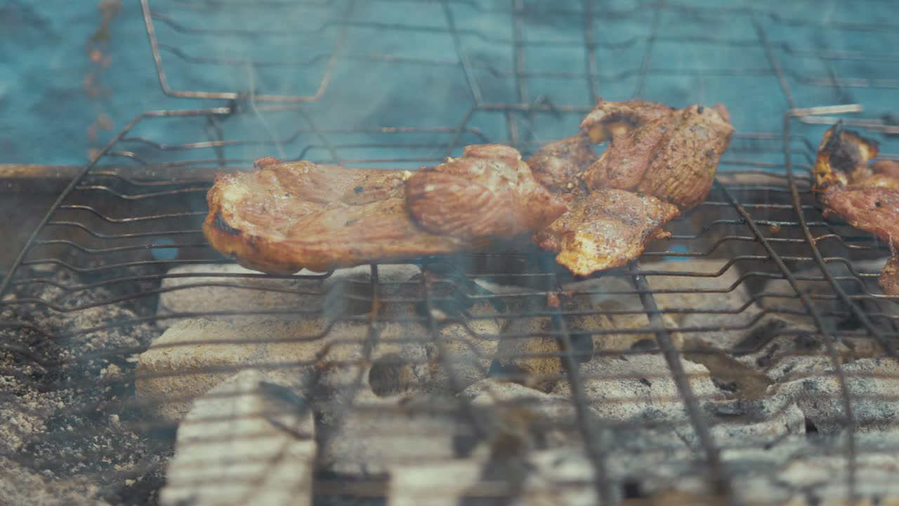 바베큐에 굽고 쇠고기 스테이크 뒤집기