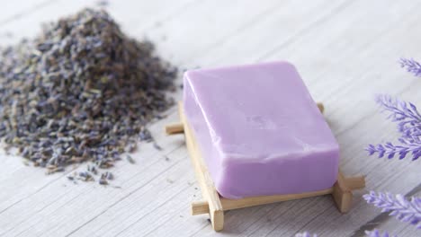 jabón de lavanda en un plato de madera