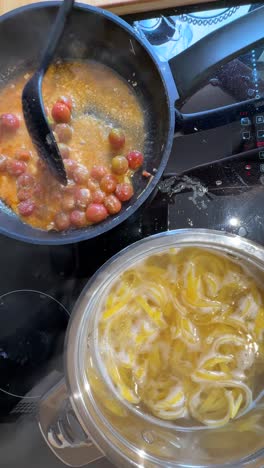 cocinar pasta con salsa de tomate