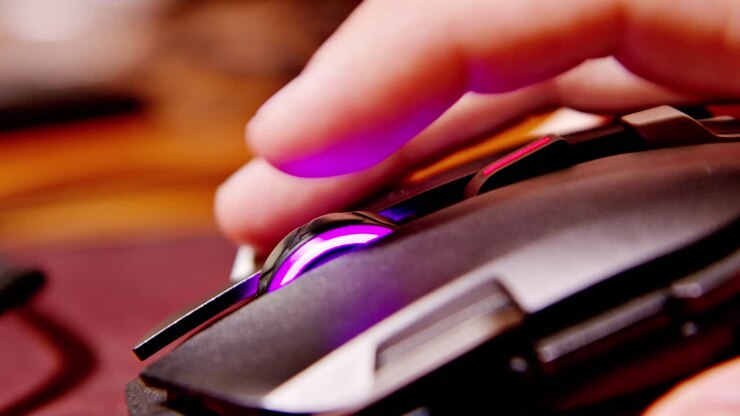 Primo piano di un mouse da gaming con luci LED arcobaleno, che scorre velocemente verso il basso