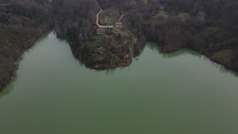 casa junto a la presa