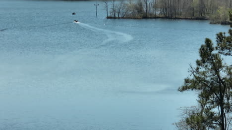 Boote-Am-Glenn-Springs-Lake,-Umgeben-Von-Vegetation-Im-Tipton-County,-Tennessee